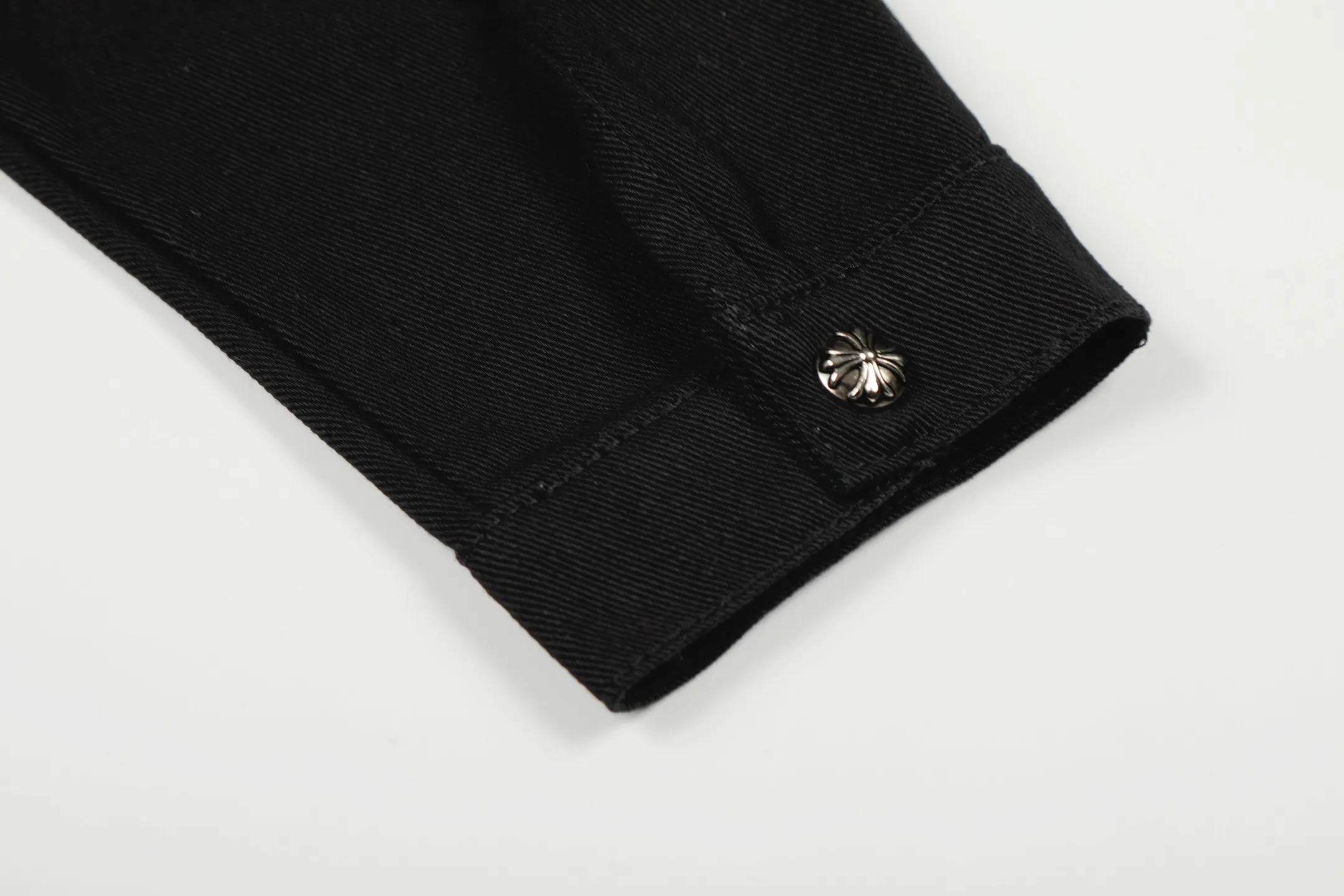 P260 💰 Chrome Hearts Chrome Hearts Cross-Patch Leather Embroidered Shirt Denim Jacket OS version can be worn by both men and women! The fabric is made of twill gauze cotton fabric! The texture is clear and smooth, not easy to wrinkle or fade! The embroidery process is complex and repetitive. There are more than 20 leather labels. It takes 6 repeated embroidery steps to complete the back body. The requirements for the embroidery machine are very strict, and the distance is 45 cm! It won’t work if the spacing is too big, and it won’t work if it’s too small! We make clothes with care, and every detail must be restored one to one! The hardware is all carved and cast, and they are all genuine from the original factory! This piece of clothing consumes a lot of material, with more than 3 meters of material used for one piece of clothing! After the garment is made, it needs to be fixed at high temperature, washed at a water temperature of more than 70 degrees, and softened by adding softener to make the upper body softer and smoother! There is a flap on the sleeve that can be stored into short sleeves! Adapt it to that understanding Color: Black Size: S-M-L-XL